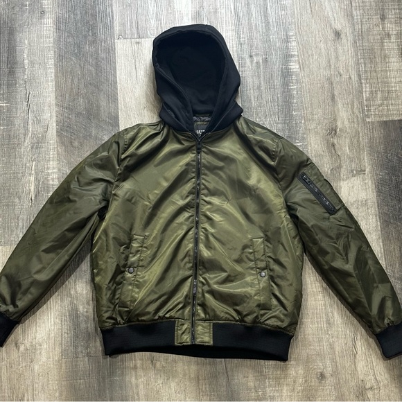 GUESS Men’s Bomber Jacket w/ detachable hood, quilted inside, inside pocket,EUC - Picture 10 of 16